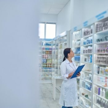 Controle de estoque para farmácias: 5 dicas para   aumentar a lucratividade